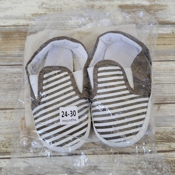 NWT Izzy & Roo Brown & White Striped Canvas Slip-On Shoes Baby Size 24-30 Months - Picture 9 of 9